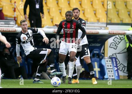 PARMA, ITALIA - APRILE 10: Riccardo Gagliolo di Parma Calcio e Pierre Kalulu di AC Milano durante la Serie A partita tra Parma Calcio e AC Milano AT Foto Stock