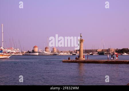 RODI, GRECIA - 07 luglio 2018: Scatto orizzontale sopra il molo durante il tramonto viola al Forte di San Nicola a Rodi, Grecia Foto Stock