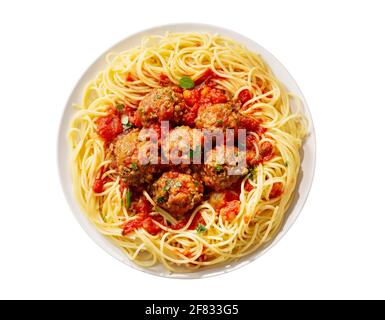 piatto di pasta con polpette isolate su sfondo bianco, vista dall'alto Foto Stock
