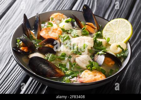 Paila marina è un tradizionale stufato cileno costituito da un brodo di molluschi combinato con una varietà di frutti di mare, molluschi, erbe, spezie e verdure Foto Stock
