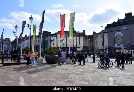 Le folle si riuniscono in Castle Street, fuori dal castello di Cardiff 41 saluto alle armi per celebrare la morte del principe Filippo Foto Stock