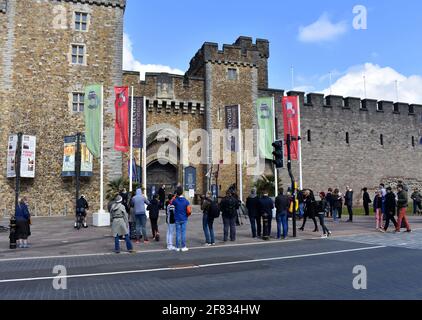 Folle socialmente distanziate si radunano fuori del Castello di Cardiff per il 41 Un saluto per celebrare la morte del principe Filippo Foto Stock