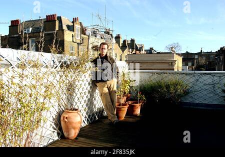 Artista/scultore Sean Henry a casa sua su Norburn Street, W10.4 novembre 2002 foto Andy Paradise Foto Stock