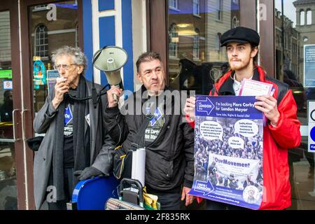 RICHMOND, LONDRA, INGHILTERRA- 10 aprile 2021: Piers Corbyn parla su un megafono mentre promuove la sua LONDINESE VIVA campagna mayoral a Richmond Foto Stock