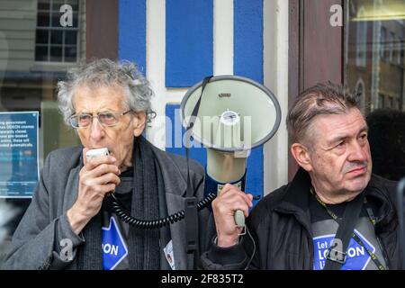 RICHMOND, LONDRA, INGHILTERRA- 10 aprile 2021: Piers Corbyn parla su un megafono mentre promuove la sua LONDINESE VIVA campagna mayoral a Richmond Foto Stock