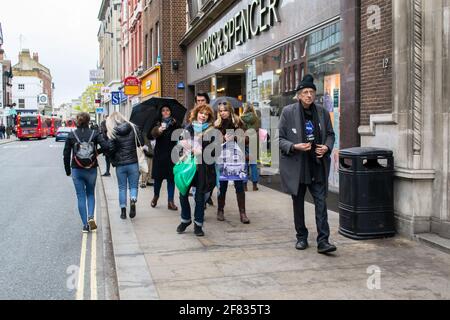 RICHMOND, LONDRA, INGHILTERRA - 10 aprile 2021: Piers Corbyn cammina per le strade promuovendo la SUA LONDINESE VIVA Londra campagna mayoral a Richmond Foto Stock