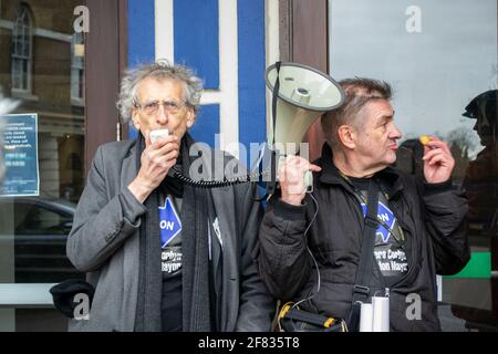 RICHMOND, LONDRA, INGHILTERRA- 10 aprile 2021: Piers Corbyn parla su un megafono mentre promuove la sua LONDINESE VIVA campagna mayoral a Richmond Foto Stock