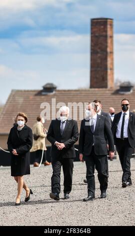 11 aprile 2021, Turingia, Weimar: Il presidente federale Frank-Walter Steinmeier (M, l), sua moglie Elke Büdenbender e Bodo Ramelow (sinistra), primo ministro della Turingia, cammina attraverso l'ex campo di concentramento prima di una cerimonia commemorativa che segna la liberazione del campo di concentramento di Buchenwald 76 anni fa. I nazisti hanno deportato oltre un quarto di milione di persone da molti paesi nel campo di concentramento di Ettersberg, vicino a Weimar, tra il 1937 e il 1945. 56,000 persone sono state assassinate o morte per tortura, fame o lavoro forzato. Il 11 aprile 1945, il campo fu liberato con l'aiuto dell'America Foto Stock