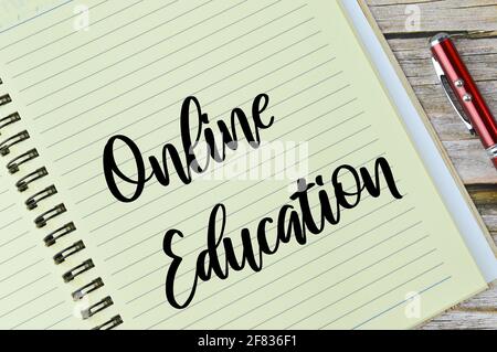 Parte superiore del notebook scritto con testo FORMAZIONE ONLINE Foto Stock