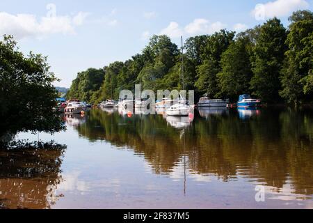 Barche sul fiume Leven a Balloch sul Loch Lomond, Scozia Foto Stock