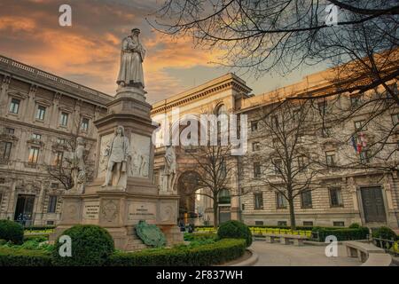 Statua di Leonardo da Vinci nel giardino di fronte Del Teatro alla Scala di Milano Foto Stock