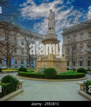 Statua di Leonardo da Vinci nel giardino di fronte Del Teatro alla Scala di Milano Foto Stock