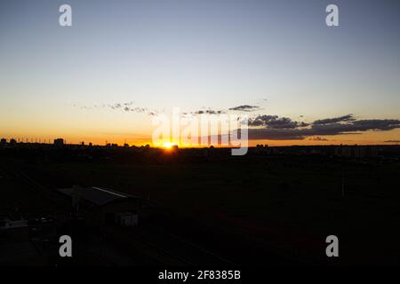 Brasilia, Distrito Federal, Brasile. 10 Apr 2021. Brasilia (DF), 10/04/2021 - por DO Sol EM BRASILIA-DF - Por do Sol na cidade de Brasilia no Distrito Federal, na tarde deste sabado Credit: LECO Viana/TheNEWS2/ZUMA Wire/Alamy Live News Foto Stock