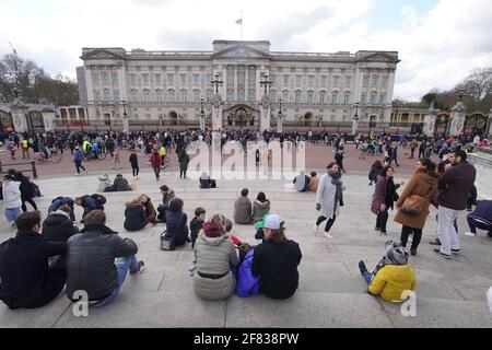 La gente si riunisce fuori Buckingham Palace, Londra, dopo l'annuncio, venerdì 6 aprile, della morte del duca di Edimburgo all'età di 99 anni. Data immagine: Domenica 11 aprile 2021. Foto Stock