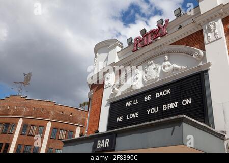 Londra, Regno Unito, 11 aprile 2021: A Brixton il cinema Ritzy rimane chiuso poiché l'allentamento della chiusura non consentirà la riapertura degli intrattenimenti interni prima del 17 maggio. Anna Watson/Alamy Live News Foto Stock