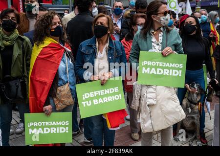 Madrid, Spagna. 11 Apr 2021. Sostenitori dell'ala estrema destra VOX partito durante un rally in Quintana Square. Il partito VOX presenta la propria candidatura per le prossime elezioni regionali di Madrid con raduni in diversi distretti. Credit: Marcos del Mazo/Alamy Live News Foto Stock