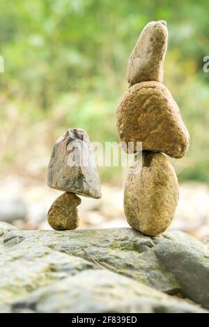 Rocce accatastate accanto al torrente nella foresta Foto Stock