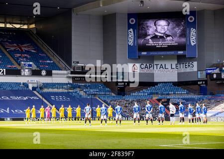 Ibrox Stadium, Glasgow, Regno Unito. 11 Apr 2021. Scottish Premiership Football, Rangers contro Hibernian; prima di calciare tra Rangers V Hibernian a Ibrox oggi un minuto di silenzio è stato osservato in memoria di HRH il Principe Filippo, Duca di Edimburgo che è passato il 9 aprile. Credit: Action Plus Sports/Alamy Live News Foto Stock