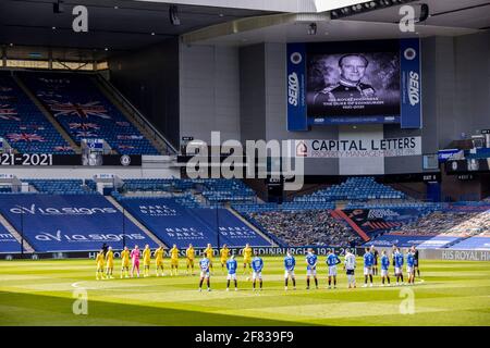 Ibrox Stadium, Glasgow, Regno Unito. 11 Apr 2021. Scottish Premiership Football, Rangers contro Hibernian; prima di calciare tra Rangers V Hibernian a Ibrox oggi un minuto di silenzio è stato osservato in memoria di HRH il Principe Filippo, Duca di Edimburgo che è passato il 9 aprile. Credit: Action Plus Sports/Alamy Live News Foto Stock