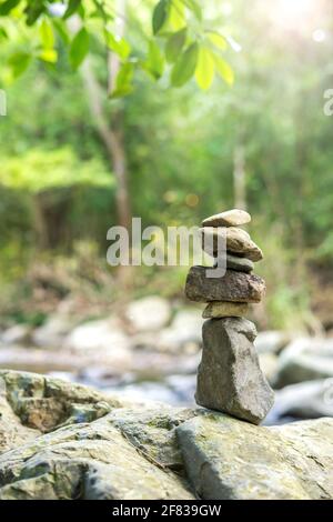 Rocce accatastate accanto al torrente nella foresta Foto Stock