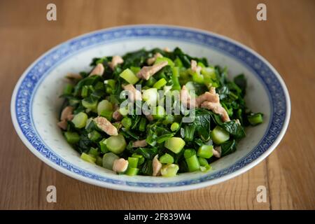 mescolare fritto di verdure kai lan su sfondo di legno Foto Stock