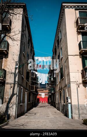 VENEZIA, IT - MARZO 07 2021: La lavanderia pende tra le case di Venezia Foto Stock