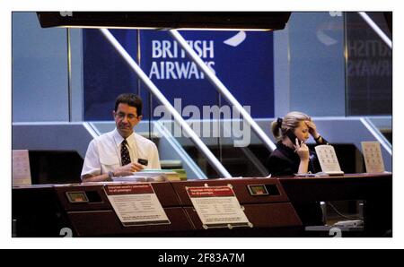 BA once il secondo turno di tagli di lavoro.......personale di scrivania a Heathrow Term 4.pic David Sandison 13/2/2002 Foto Stock