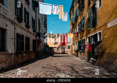 VENEZIA, IT - MARZO 07 2021: La lavanderia pende tra le case di Venezia Foto Stock