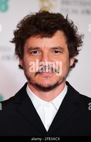Pedro Pascal arriva per l'EE BAFTA Film Awards alla Royal Albert Hall di Londra. Data immagine: Domenica 11 aprile 2021.