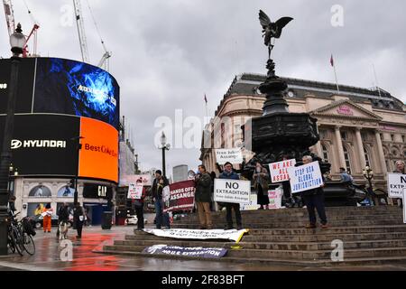 LONDRA, REGNO UNITO. 10 APRILE: Manifestanti protesta contro l'estradizione del fondatore di WKI Leaks Julian Assange a Piccadilly Circus, Londra sabato 10 aprile 2021 (Credit: Ivan Yordanov | MI News) Credit: MI News & Sport /Alamy Live News Foto Stock