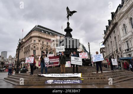 LONDRA, REGNO UNITO. 10 APRILE: Manifestanti protesta contro l'estradizione del fondatore di WKI Leaks Julian Assange a Piccadilly Circus, Londra sabato 10 aprile 2021 (Credit: Ivan Yordanov | MI News) Credit: MI News & Sport /Alamy Live News Foto Stock