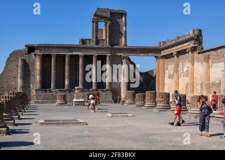 Rovine della Basilica del II secolo a.C. nel sito archeologico di Pompei, Campania, Italia Foto Stock