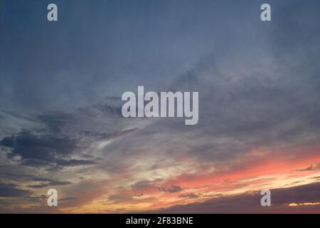 Splendida vista sul tramonto arancione dal drone Foto Stock