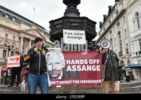 LONDRA, REGNO UNITO. 10 APRILE: Manifestanti protesta contro l'estradizione del fondatore di WKI Leaks Julian Assange a Piccadilly Circus, Londra sabato 10 aprile 2021 (Credit: Ivan Yordanov | MI News) Credit: MI News & Sport /Alamy Live News Foto Stock