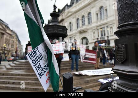 LONDRA, REGNO UNITO. 10 APRILE: Manifestanti protesta contro l'estradizione del fondatore di WKI Leaks Julian Assange a Piccadilly Circus, Londra sabato 10 aprile 2021 (Credit: Ivan Yordanov | MI News) Credit: MI News & Sport /Alamy Live News Foto Stock