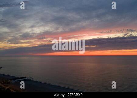 Splendida vista sul tramonto arancione dal drone Foto Stock