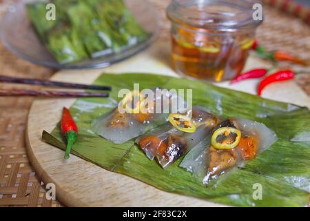 Torta salata Bot Loc - gnocchi di tapioca vietnamiti al vapore foglie di banana Foto Stock