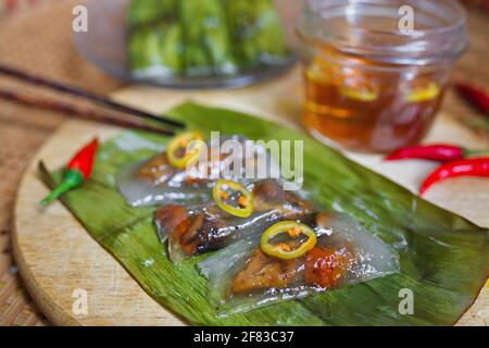 Torta salata Bot Loc - gnocchi di tapioca vietnamiti al vapore foglie di banana Foto Stock