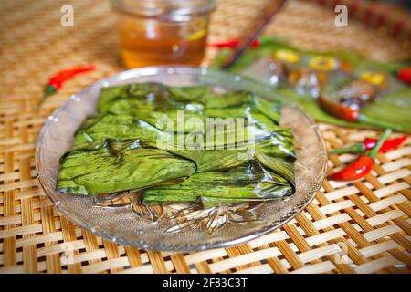 Torta salata Bot Loc - gnocchi di tapioca vietnamiti al vapore foglie di banana Foto Stock