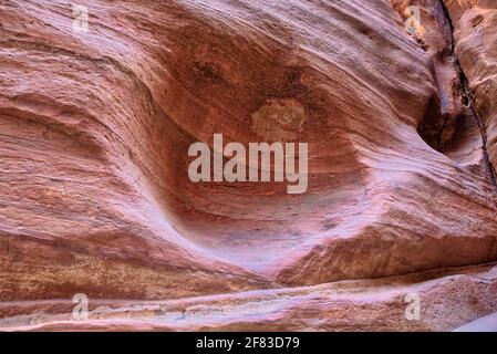 Lungo la strada si possono ammirare le curve naturali e gli affascinanti colori della roccia presa @Petra, Giordania Foto Stock