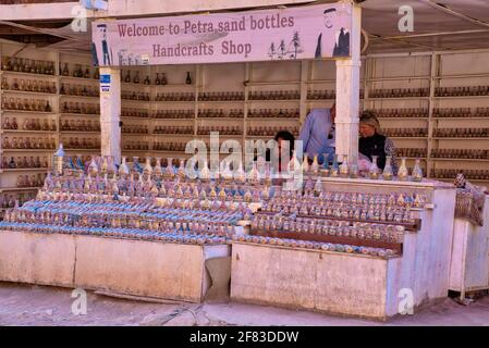 Mentre si visita la città di Petra, si possono acquistare oggetti come autentici souvenir di Jordaniani e Nabatei. C'è anche una collezione di pietra carv Foto Stock