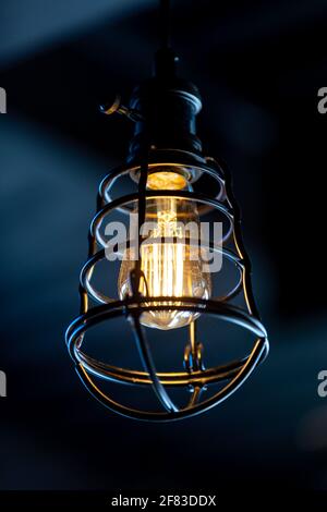 primo piano vista di una luce nel buio antico tipo di lampadina Foto Stock