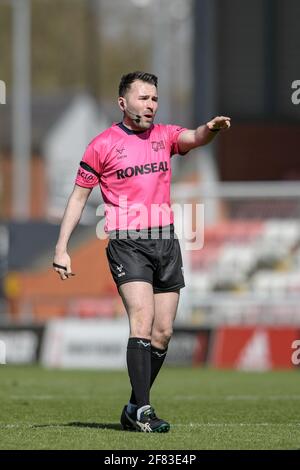 Leigh, Regno Unito. 11 Apr 2021. Arbitro Liam Moore in azione durante il gioco a Leigh, UK il 11/04/2021. (Foto di Simon Whitehead/News Images/Sipa USA) Credit: Sipa USA/Alamy Live News Foto Stock