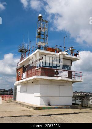 La stazione di osservazione della costa alla fine del Molo Sud di Gorleston, Gorleston, Great Yarmouth, Norfolk, Inghilterra, REGNO UNITO Foto Stock