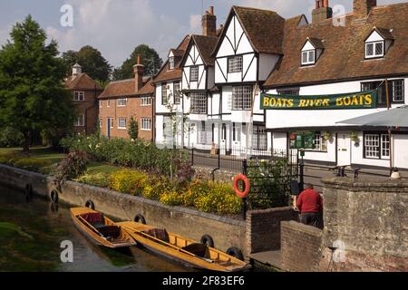 Vecchi edifici a graticcio e a getti si affacciano sui Westgate Gardens e sul fiume Stour, con Punt River Boats, Canterbury, Kent, Regno Unito Foto Stock