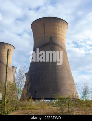 Willington, Derby, UK, aprile 11,2021: Imponente struttura architettonica delle torri di raffreddamento in disuso a Willington Derbyshire. Foto Stock