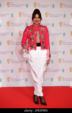 Priyanka Chopra Jonas arriva per l'EE BAFTA Film Awards alla Royal Albert Hall di Londra. Data immagine: Domenica 11 aprile 2021. Foto Stock