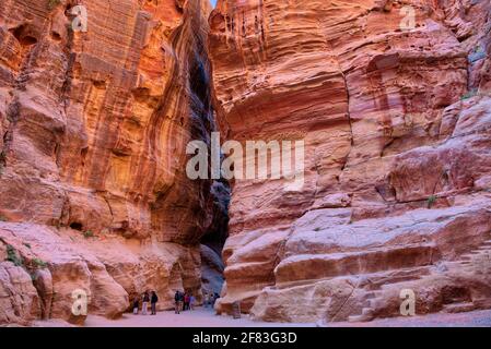 Lungo la strada si possono ammirare le curve naturali e gli affascinanti colori della roccia. Si tratta di una passeggiata piuttosto lunga che ci si aspetterebbe (oltre un km Foto Stock