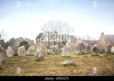 Allineamento di Manio (Carnac, Francia) - un sito archeologico del periodo neolitico Foto Stock