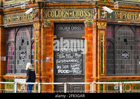 Cardiff, Galles - Aprile 2021: L'esterno della casa pubblica della Croce d'Oro, uno dei più antichi pub nel centro di Cardiff. Foto Stock